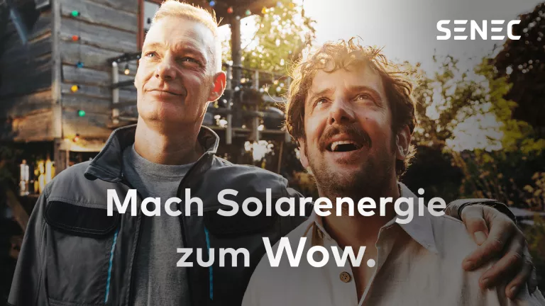 Zwei Männer schauen begeistert mit Text "Mach Solarenergie zum WOW."
