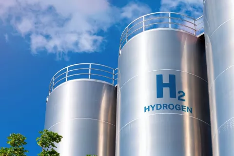 Große Speicher-Tanks mit der Aufschrift H2 Hydrogen.