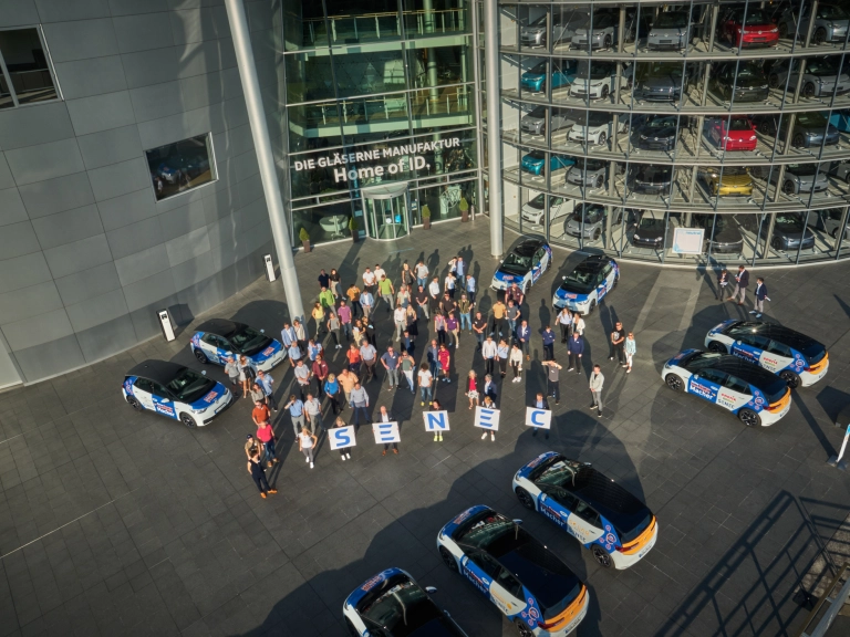 SENEC Fachpartner bei der Übergabe der mit SENEC gebrandeten Elektroautos