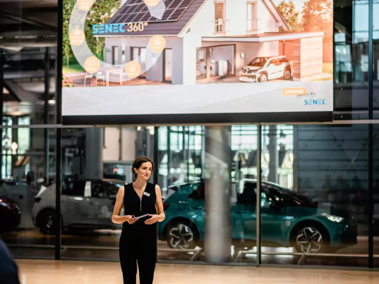 Vortrag der SENEC Geschäftsführung bei der Übergabe von Elektroautos an SENEC Fachpartner