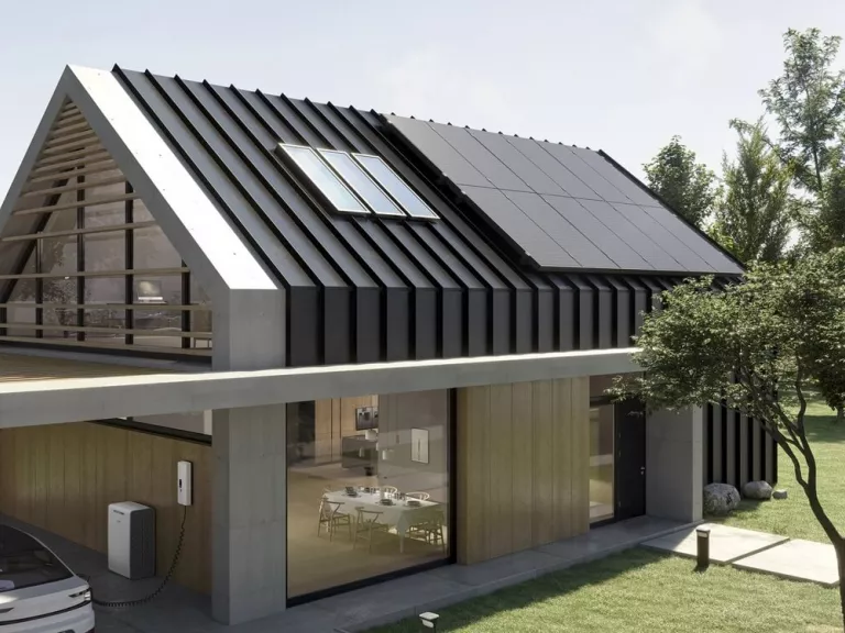 Modernes Haus mit Solarmodulen zur Stromerzeugung.