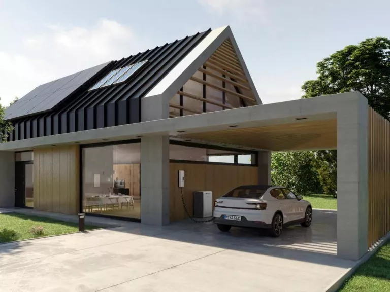 Ein autarkes Haus mit Carport, E-Auto und Wallbox. 