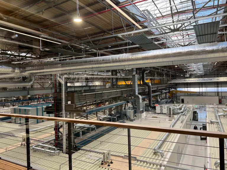 Blick vom Büro ins SENEC-Testzentrum