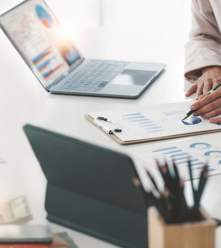 Persone che collaborano a nuovi modelli di business