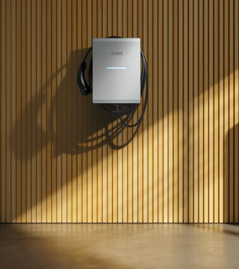 SENEC.Wallbox pro s an Holzwand