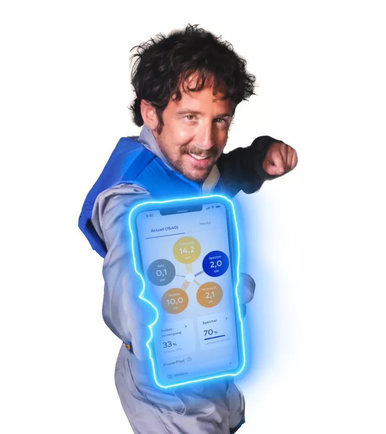 Mann hält Smartphone vor sich mit SENEC.App auf dem Bildschirm und blauem Lichtblitz drumherum