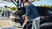 Mann ladet Auto