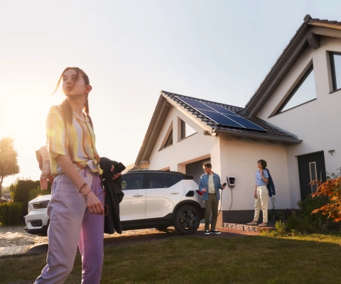 Frau mit Auto und Wallbox