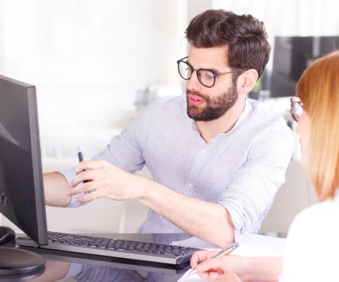 uomo e donna al pc
