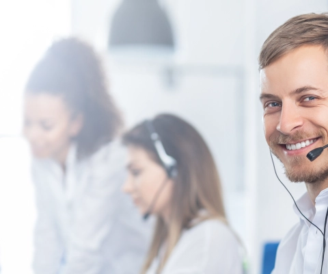 Servicemitarbeiter beim Telefonieren
