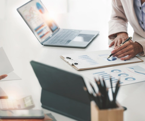 Personen arbeiten am Tisch zusammen