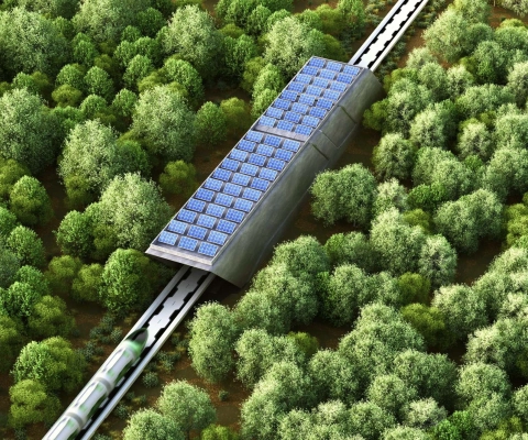 Tunnel ferroviario con pannelli solari