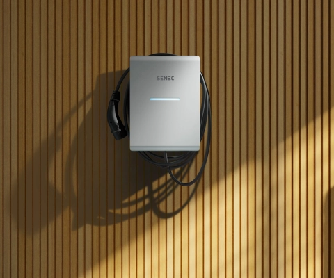 SENEC.Wallbox pro s an Holzwand