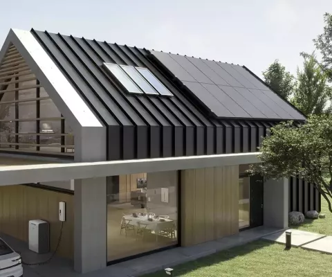 Ein modernes Haus mit einer neuen Photovoltaik-Anlage auf dem Dach. 
