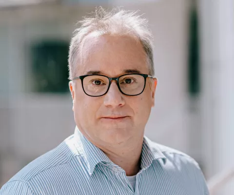 Thomas Augat (CFO der SENEC GmbH) in blauem Hemd (Auswahl 5)