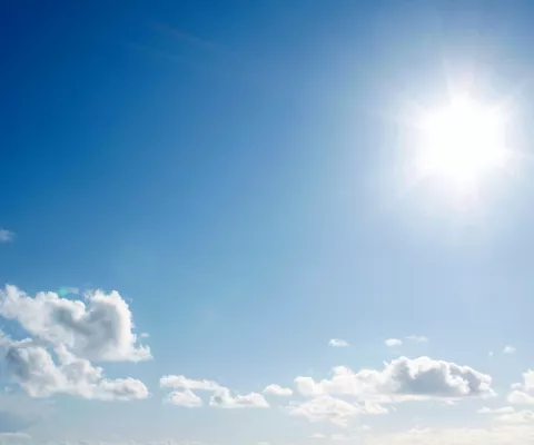 Sonne mit blauem Himmel
