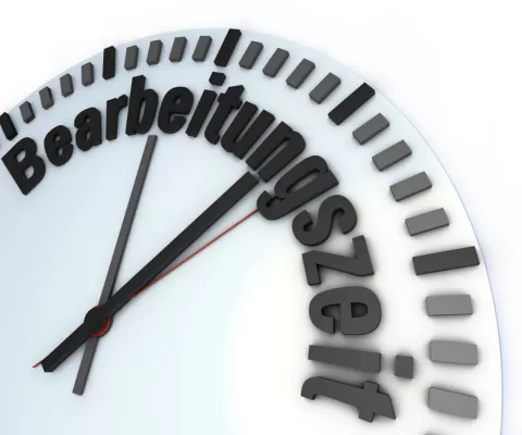Ein Ziffernblatt von einer analogen Uhr mit dem Schriftzug Bearbeitungszeit.