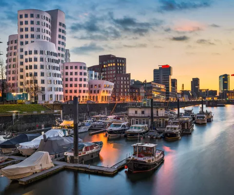 Der Hafen von Düsseldorf bei romantischem Abendlicht.
