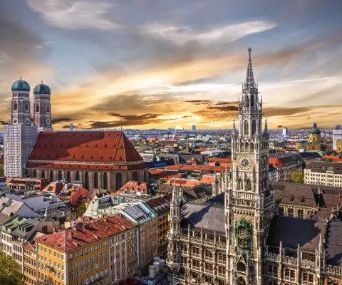 Blick auf die Innenstadt von München bei Abendlicht.
