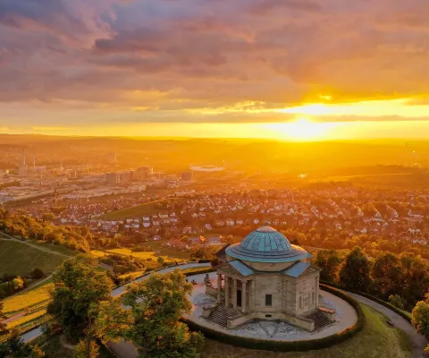 Stuttgart von oben bei Sonnenuntergang.