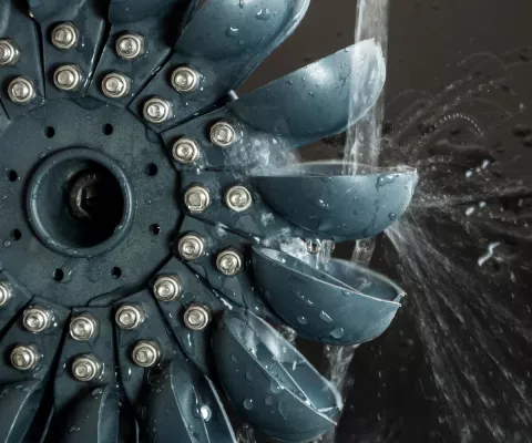Turbine mit Wasserstrahl zur Erzeugung von Strom mit Wasserkraft.