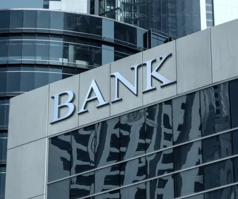 Schriftzug Bank auf einem großen Gebäude in der Innenstadt.