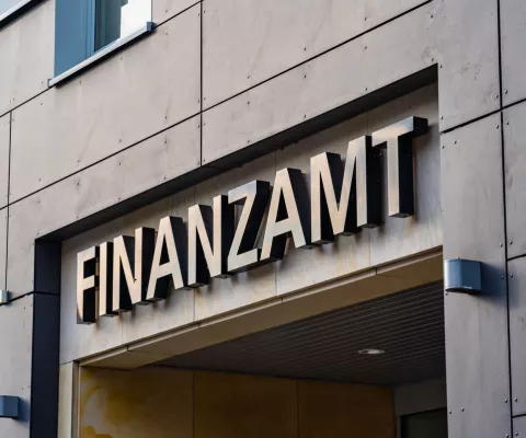 Großer Schriftzug Finanzamt auf einem Gebäude in der Innenstadt.